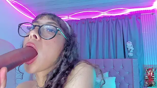 Pokazy przed kamerką – Sarah_Moon1