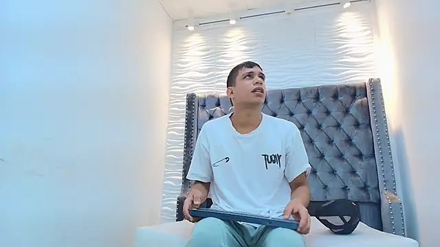 Show modela Tommy_Jones1 na web-kameri