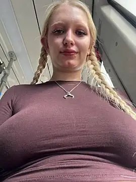 Elfi_InPublic webcam show