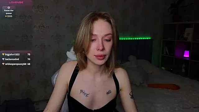 Lucia_wow Chat XXX in diretta