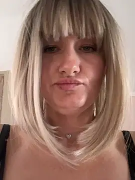 LunaFoxs Adlı Modelin Canlı XXX Sohbeti