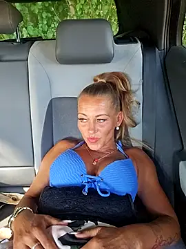 housewifebella webcam show