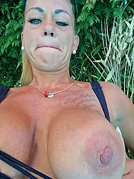 housewifebella Webcam-Show