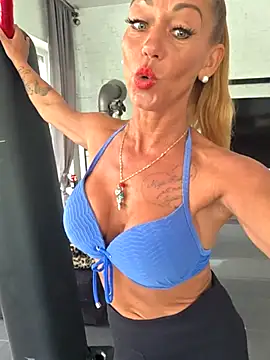XXX chat uživo modela housewifebella