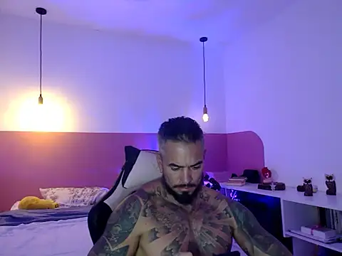 Dom_Jhuan: διαδικτυακό σόου στην κάμερα