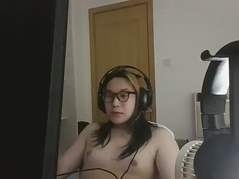 EmoAsianBoy webkamerás műsora