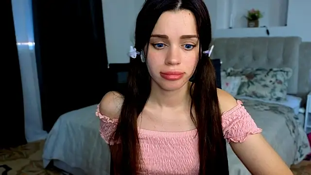 Show modela Little_cuti1e na web-kameri