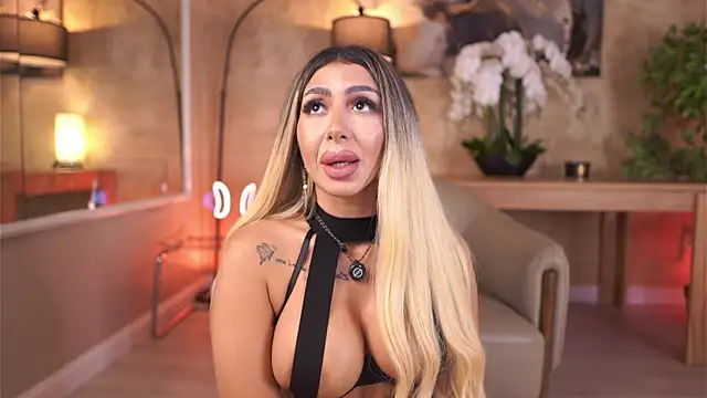 LucyyRosse XXX чат на живо