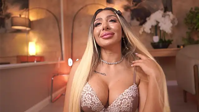 LucyyRosse XXX чат на живо