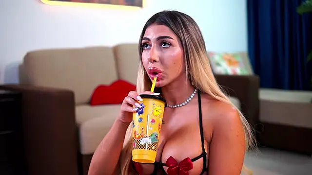 Chat +18 de LucyyRosse ao vivo
