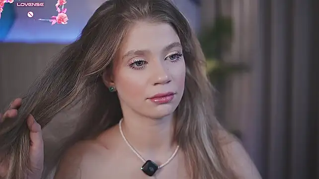 Show modela SunnyLay na web-kameri