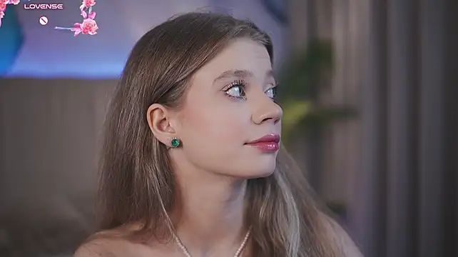 SunnyLay: вебкам-шоу