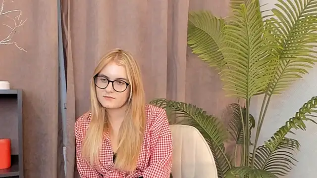 Show modela CaroleeIlle na web-kameri