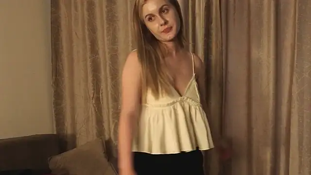 Show modela CaroleeIlle na web-kameri