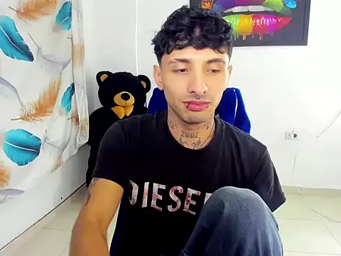 felix_mSqueen:  διαδικτυακό σόου στην κάμερα