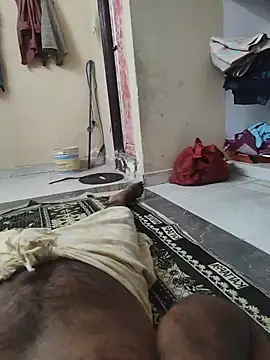 kamamadhuuu: διαδικτυακό σόου στην κάμερα