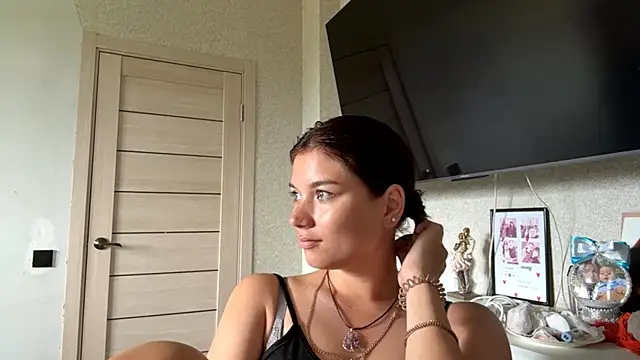 Karolinefrog  – webcam-show