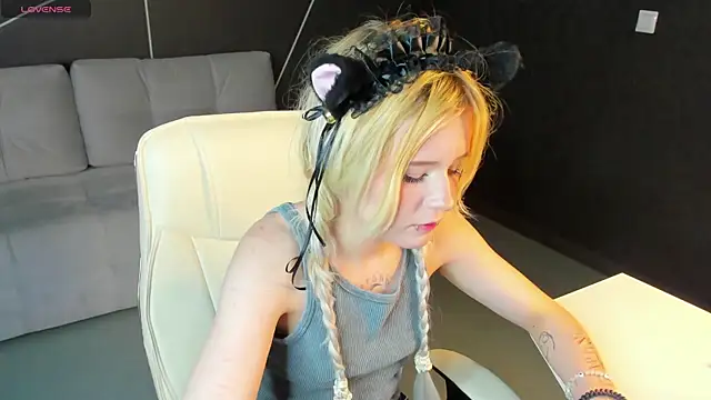kikipeach: διαδικτυακό σόου στην κάμερα