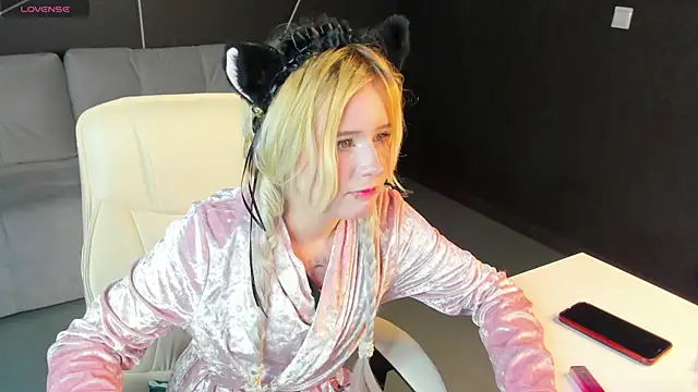 kikipeach: διαδικτυακό σόου στην κάμερα