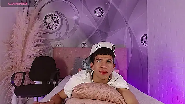 Dilan_Femboy Show Webcam