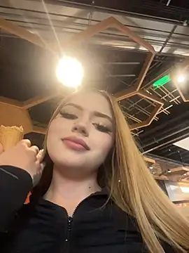 ChloeCollins__ Show in webcam