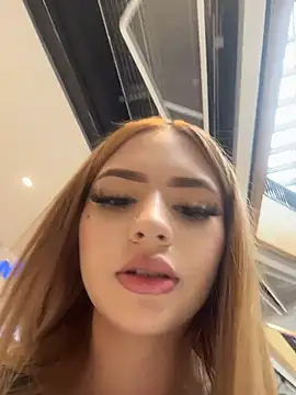 ChloeCollins__ Show in webcam