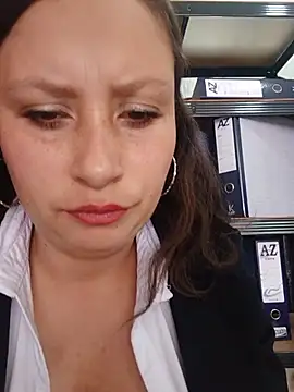LIA--23: διαδικτυακό σόου στην κάμερα