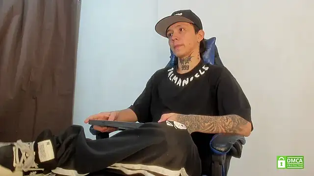 Show modela Nick_TattooedGuy na web-kameri