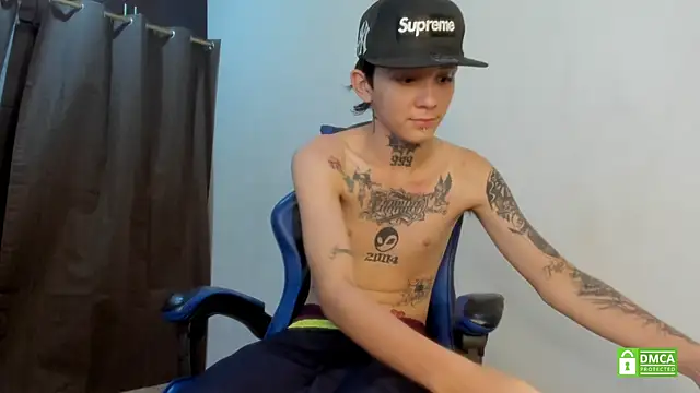Show modela Nick_TattooedGuy na web-kameri