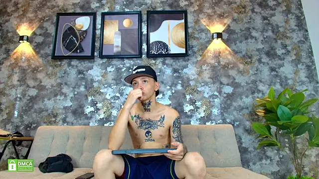 Show modela Nick_TattooedGuy na web-kameri