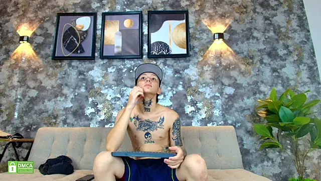 Show modela Nick_TattooedGuy na web-kameri