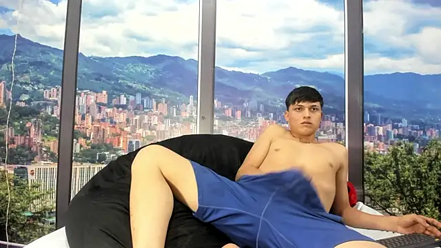 LiamRamirezz: διαδικτυακό σόου στην κάμερα