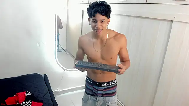 Show modela iker_montalvo na web-kameri