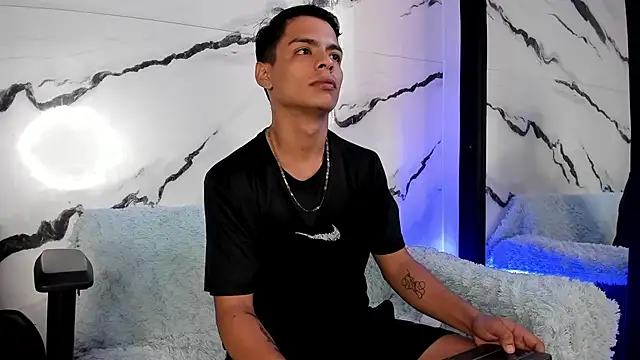 DayronDark: διαδικτυακό σόου στην κάμερα