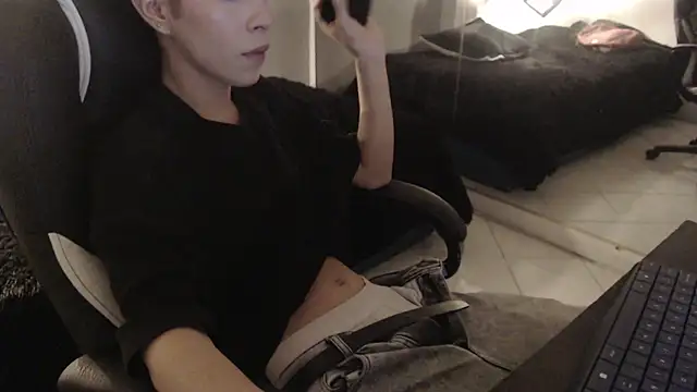ash_ka Show in webcam
