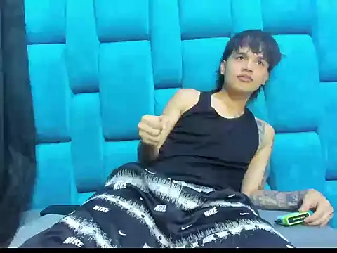 Show de boytatto_22cm na webcam