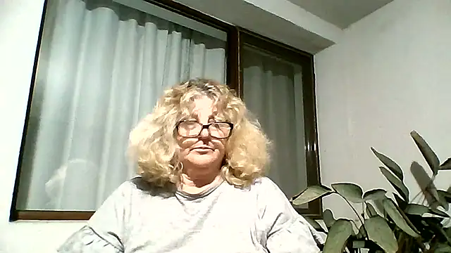 NoraMelow Show in webcam