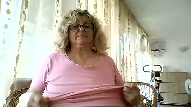 NoraMelow élő XXX-chatje