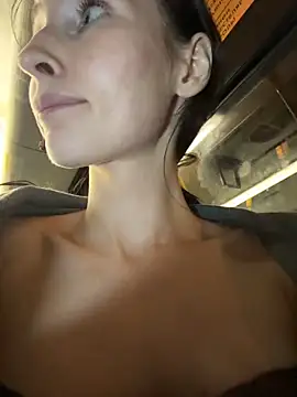 -missbehaving-'s Live XXX Chat