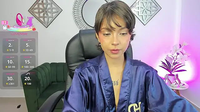 Honeyy_Taylor Show in webcam
