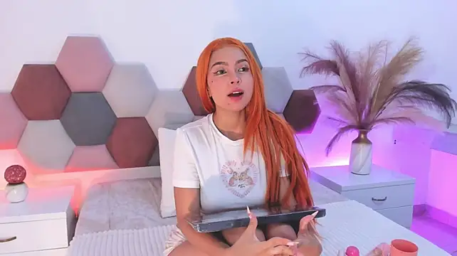 Honeyy_Taylor Show in webcam