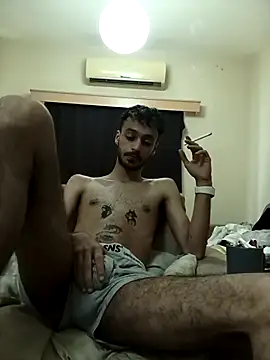 Rhast211: διαδικτυακό σόου στην κάμερα