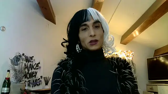 CruellaDivine Webcam Show