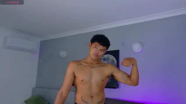 AndrewKenoxx__n Webbikameraesitys