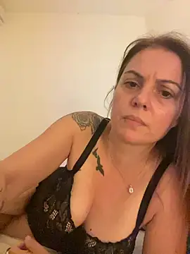 MylaXSecret: διαδικτυακό σόου στην κάμερα