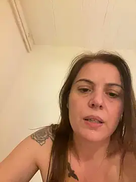 MylaXSecret: διαδικτυακό σόου στην κάμερα