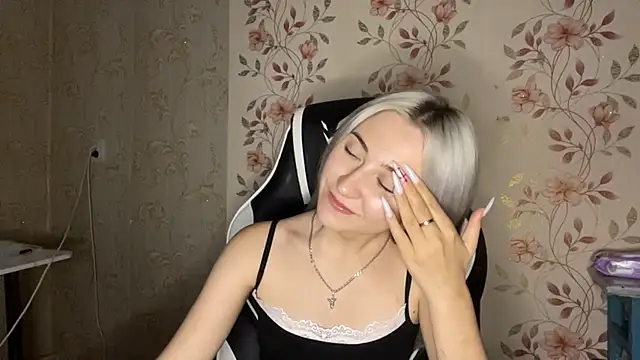 WhitePowerGirl: вебкам-шоу