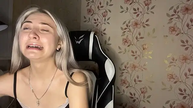 WhitePowerGirl Adlı Modelin Canlı XXX Sohbeti