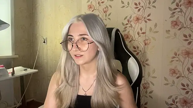 WhitePowerGirl webkamerás műsora