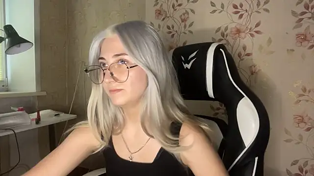 WhitePowerGirl Show in webcam